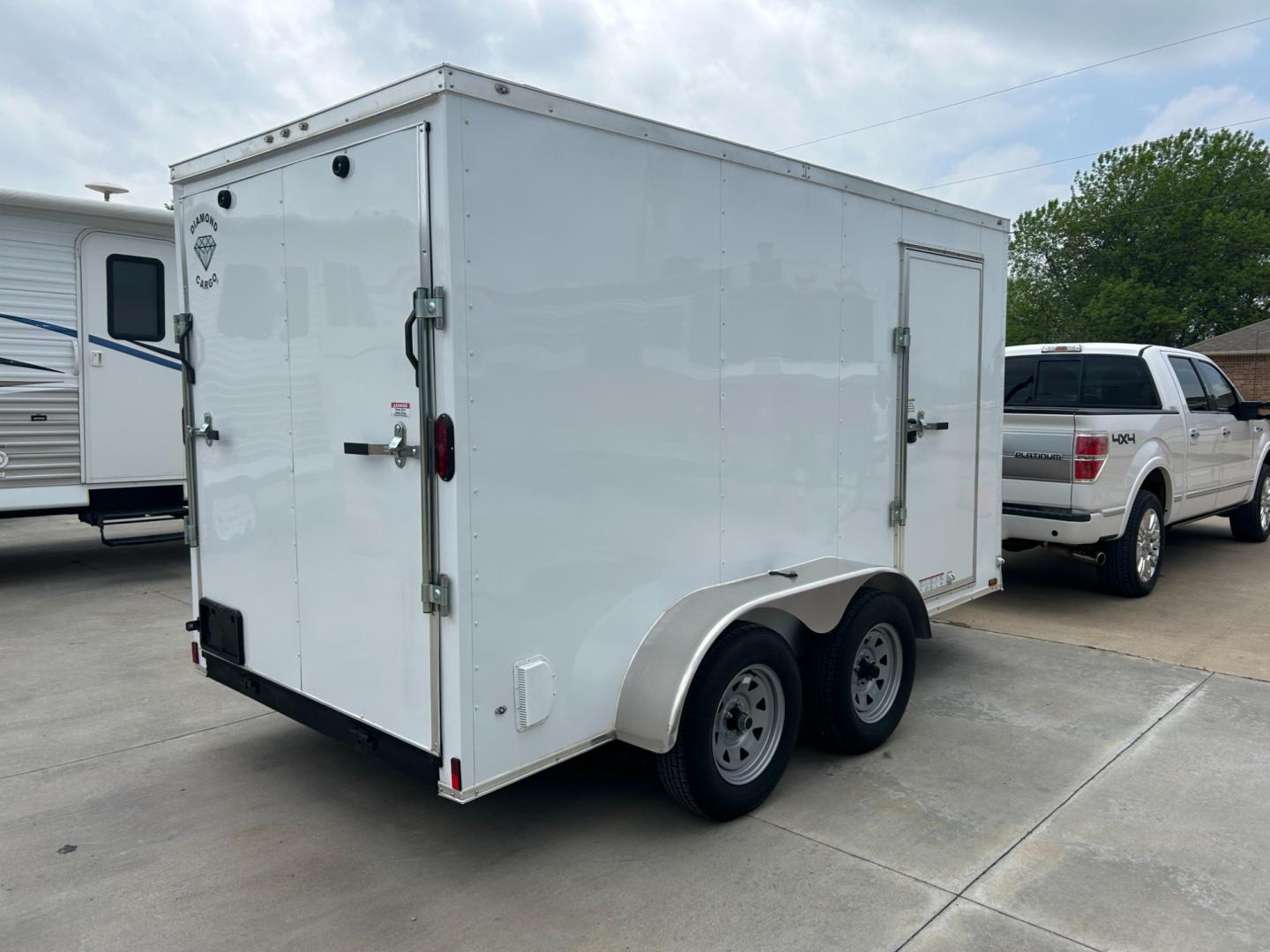 2023 White DIAMOND CARGO ENCLOSED TRAILER (53NBE1220P1) , located at 17760 Hwy 62, Morris, OK, 74445, 35.609104, -95.877060 - Photo#3